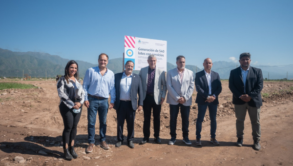 El gobernador Quintela junto al ministro Ferraresi visitaron las obras en ejecución de las viviendas del Programa Reconstruir 